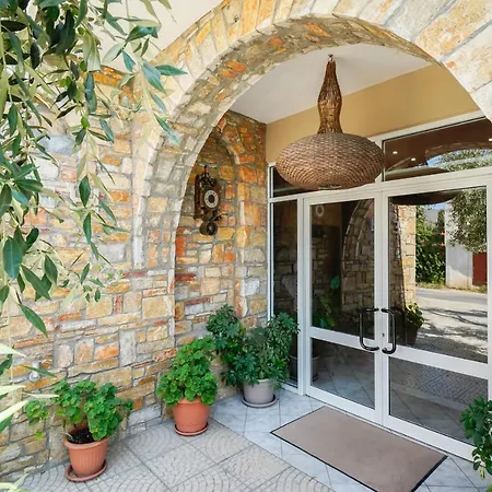 Meni Apartmanhotel 3*